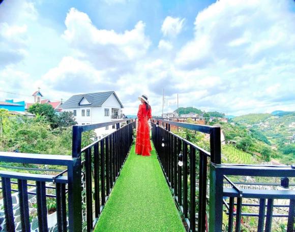 Ngôi nhà nằm trên đồi, có phần ban công nhô ra ngoài ngắm cảnh thung lũng tuyệt đẹp.