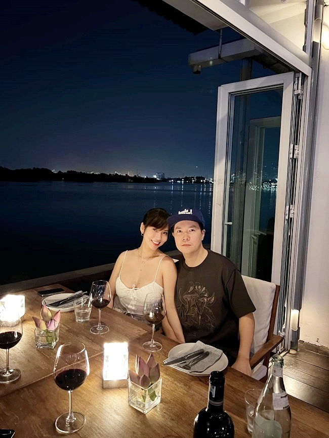 Tối 16/1/2022, Lê Hiếu đăng tải hình ảnh tình tứ bên bà xã kỷ niệm 3 năm ngày cưới. Trong ảnh, cặp đôi tay trong tay hạnh phúc ăn bữa tối dưới ánh nến lãng mạn. 
