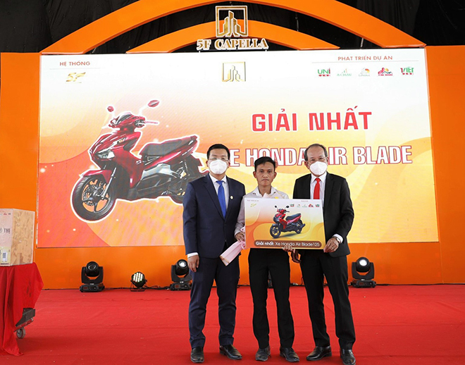 Một khách hàng may mắn giành giải Nhất là xe Honda Air Blade trong chương trình rút thăm trúng thưởng. Ngoài ra còn rất nhiều giải thưởng lớn như xe Honda SH, Smart tivi, tủ lạnh, máy giặt… cũng được trao cho khách hàng trong khuôn khổ lễ giới thiệu dự án 5F Capella.
