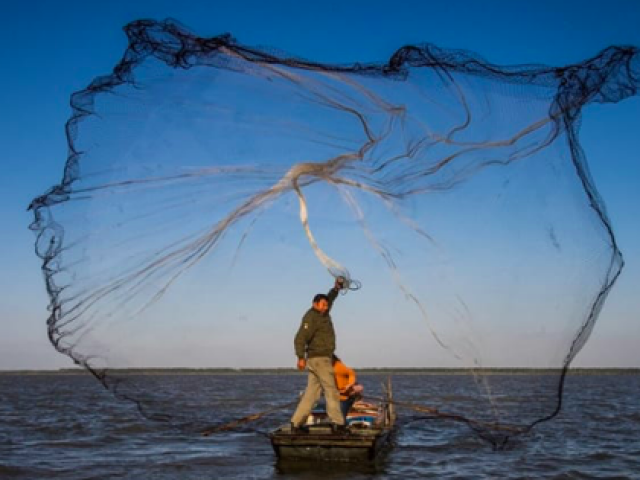 Thế giới - Ngư dân Trung Quốc vớt được nhiều thiết bị khả nghi, có thể ‘đánh cắp bí mật’
