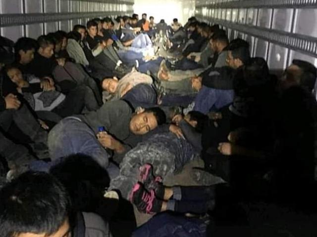 Thế giới - Mexico: Nghe tiếng nói ở thùng xe tải, mở ra thấy cảnh sốc