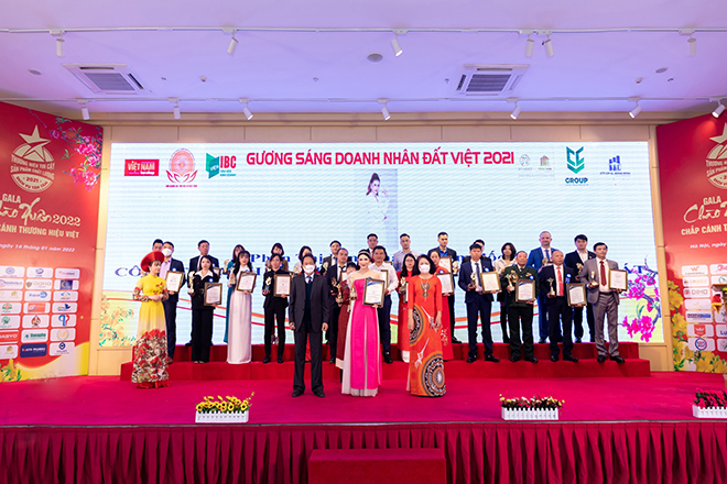 Nữ doanh nhân vinh dự đón nhận giải thưởng “Gương sáng Doanh nhân Đất Việt 2021”