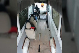 Thế giới - Video: Người đàn ông Nga "bay" xuyên xe buýt như tia chớp