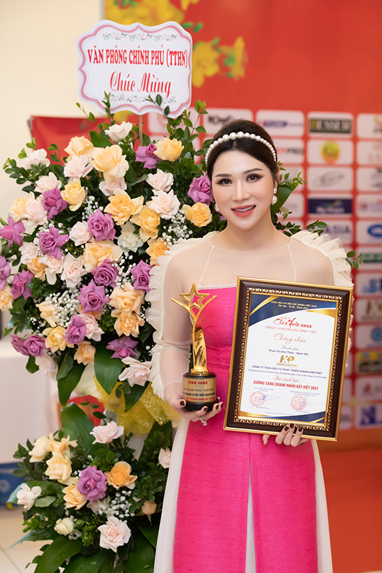 Doanh nhân Phạm Thị Kim Thảo vinh dự đón nhận giải thưởng “Gương sáng Doanh nhân Đất Việt 2021” - 3