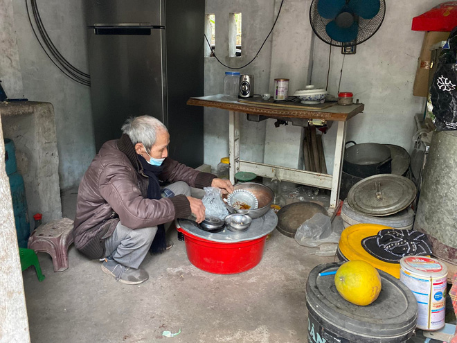  Ông Học đang dọn dẹp trong bếp.