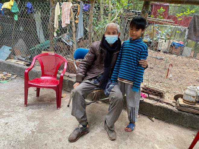 Ông Học bên con trai. Ông Học bảo, những năm qua, đối với nhà ông Tết cũng như ngày bình thường. Điều kiện kinh tế không cho phép.