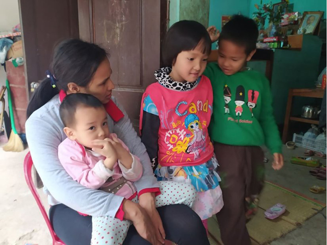 Chị Bích cùng 3 con nhỏ.
