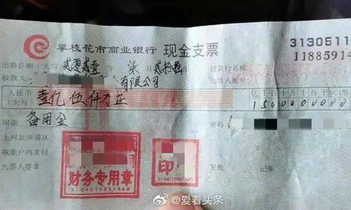 Cụ bà nhặt được "kho tiền" giữa đường, đến cảnh sát cũng choáng váng vì số tiền quá lớn - 1