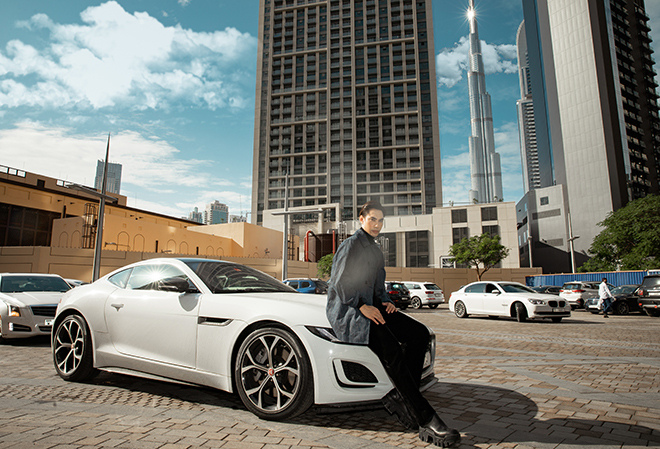 Lý Quí Khánh tạo dáng đầy thu hút bên Jaguar F-TYPE tại Dubai - 3