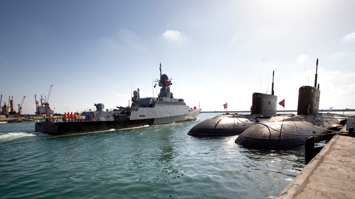 Tàu chiến và tàu ngầm Nga hiện diện ở quân cảng Tartus, Syria.