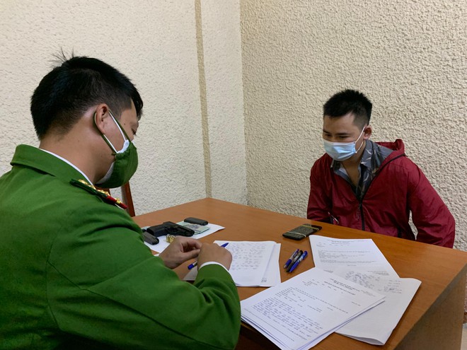 Hào (áo đỏ) và Trăm tại trụ sở công an.