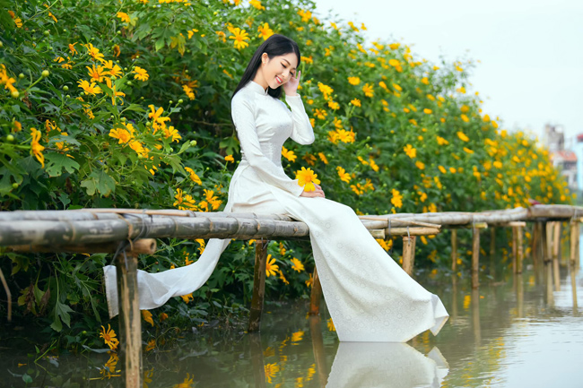 Đối với cô, tà áo dài vừa dịu dàng, thướt tha, vừa tôn lên nét đẹp của người phụ nữ Việt. 
