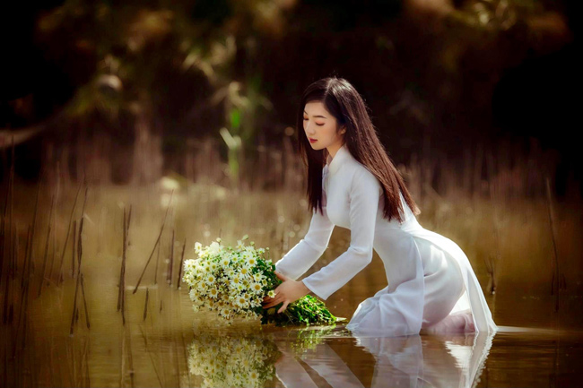 "Áo dài luôn là một thứ gì đó vừa e ấp, kín đáo nhưng muôn phần gợi mở", THanh Huyền chia sẻ. 
