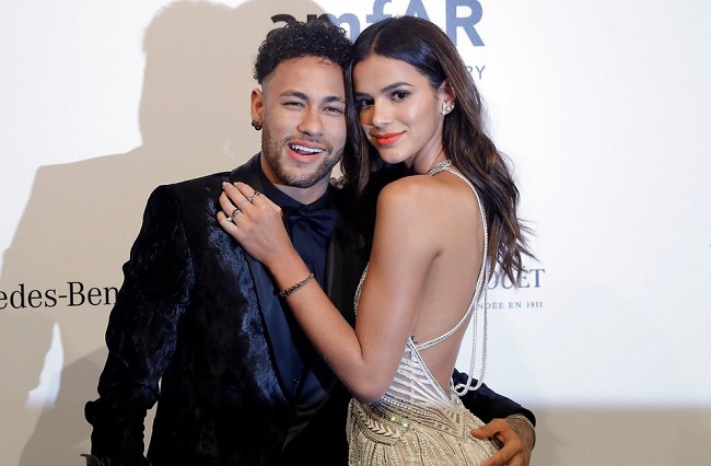 Bruna Marquezine sinh năm 1995 là người mẫu, diễn viên nổi tiếng của&nbsp;Brazil. Neymar và Bruna quen biết từ năm 2013 và là người đẹp duy nhất tiền đạo nổi tiếng công khai hẹn hò.&nbsp;
