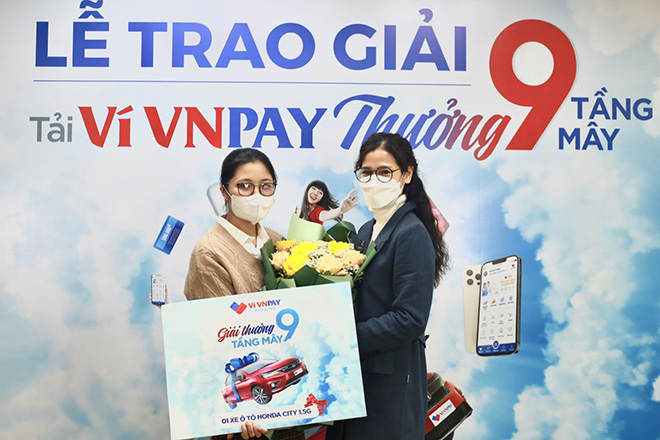 Chị Trần Thị Kiều Anh đón nhận Giải đặc biệt từ Đại diện của ví VNPAY