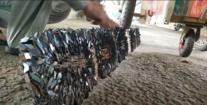 Nhiều mảnh đinh hình thoi được nhân viên hút khỏi mặt đường