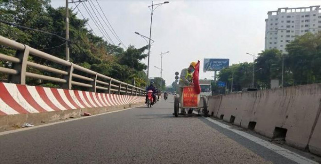 Nhân viên Công ty cổ phần đầu tư phát triển hạ tầng IDICO hút đinh trên đường.