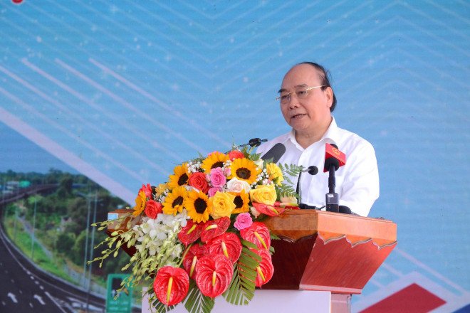 Chủ tịch nước Nguyễn Xuân Phúc phát biểu tại lễ thông xe