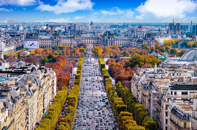 Avenue des Champs-Élysées, Paris, Pháp: Với khoảng 300.000 người đến thăm mỗi ngày, Avenue des Champs-Élysées là một bức tranh hoàn hảo. Chỉ dài 2km, đại lộ rợp bóng cây này nối liền hai điểm tham quan chính của Paris là Place de la Concorde và Khải Hoàn Môn. 

