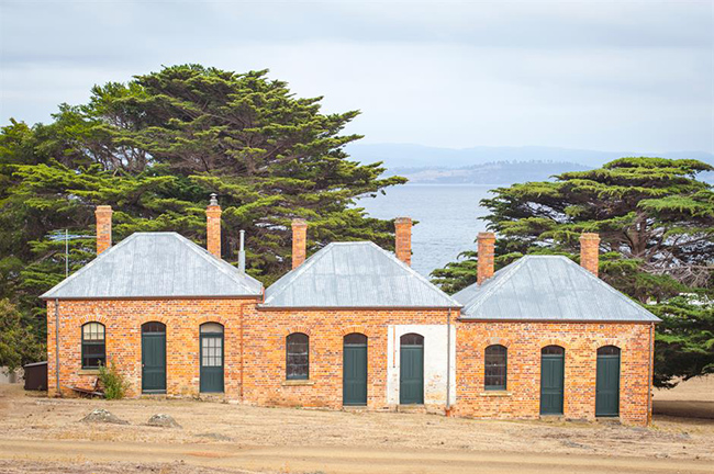 Ngày nay, du khách có thể đi phà ngoài khơi bờ biển phía đông của Tasmania để khám phá hòn đảo, nơi hiện vẫn còn 13 công trình kiến trúc được bảo tồn tuyệt vời từ những ngày hòn đảo còn là thuộc bộ hình sự. 
