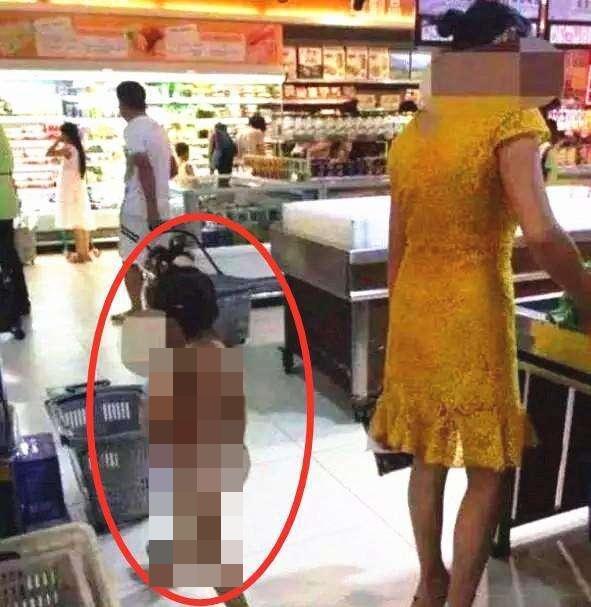 Mẹ sang chảnh dẫn con gái đi siêu thị nhưng bộ dạng cô bé lại khiến người qua đường bức xúc - 1