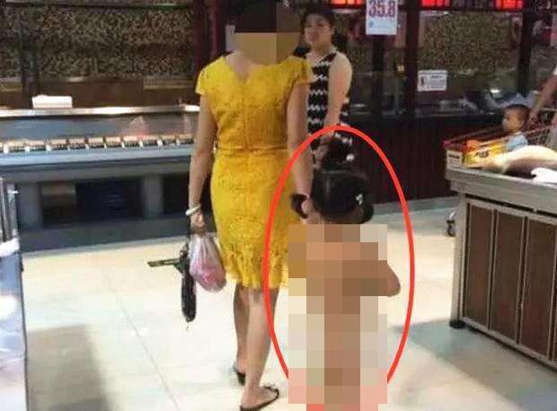 Mẹ sang chảnh dẫn con gái không mảnh vải che thân đi siêu thị gây bức xúc - 3