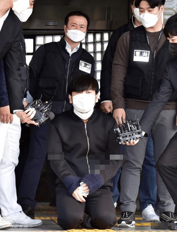 Kim Tae-hyun quỳ gối xin lỗi trong ngày cảnh sát Hàn Quốc công khai danh tính. Ảnh: Thời báo Hoàn Cầu