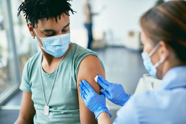 Mắc COVID-19 gây nguy cơ rủi ro cho tim hơn việc tiêm vắc-xin - 3