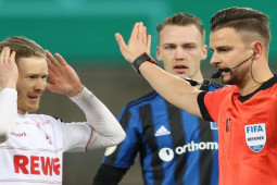 Bóng đá - Trọng tài “gây bão” cúp QG Đức: Chủ nhà bị xử thua dù sút 11m xé lưới đối thủ