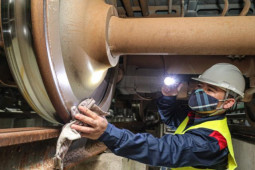 Tin tức trong ngày - Cận cảnh nghề "soi" tàu Cát Linh - Hà Đông