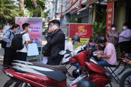 Tin tức trong ngày - Pháo hoa giàn phun viên hút khách ở TPHCM