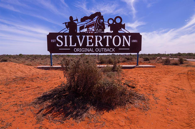 Silverton, New South Wales: Thị trấn Silverton nổi lên vào đầu những năm 1880 sau khi phát hiện ra có mỏ bạc trong khu vực vào giữa những năm 1880, khoảng 3.000 thợ mỏ đã đến đây sinh sống mở nhiều cơ sở kinh doanh và thậm chí có cả tờ báo của riêng có tên gọi Silver Age.
