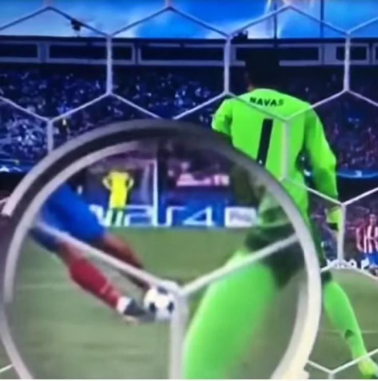 Antoine Griezmann vẫn được công nhận bàn thắng dù anh đã mắc lỗi để bóng chạm chân mình 2 lần