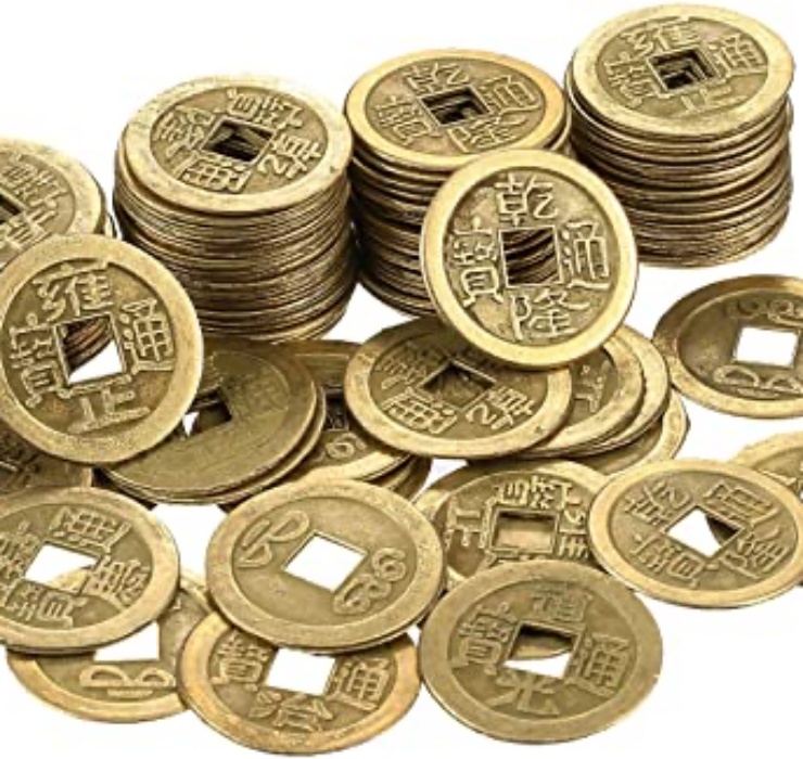 Trên thị trường hiện đang bày bán nhiều mẫu tiền xu cổ với thiết kế đa dạng, nhưng vẫn giữ được những đặc điểm nguyên bản của tiền xu may mắn - hình dạng ngoài tròn trong vuông.
