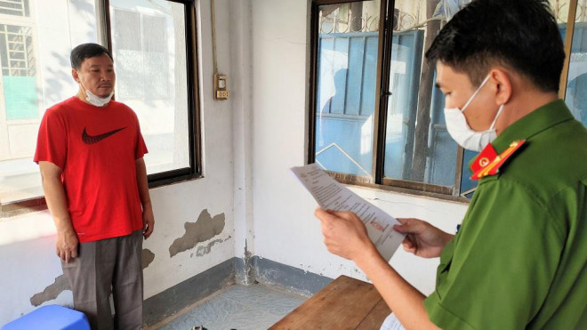 Bị can Nguyễn Thanh Bình nghe đọc lệnh khởi tố, bắt tạm giam