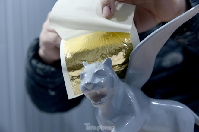 Dịp Tết Nguyên đán Nhâm Dần 2022, tượng hổ mạ vàng, dát vàng 24k đang trở thành những mặt hàng "hot" trên thị trường