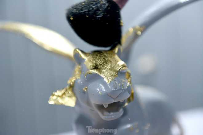 Một xưởng chế tác ở Hà Nội đã đưa ra thị trường 2 sản phẩm hổ dát vàng 24k độc đáo, có trị giá hàng chục triệu đồng