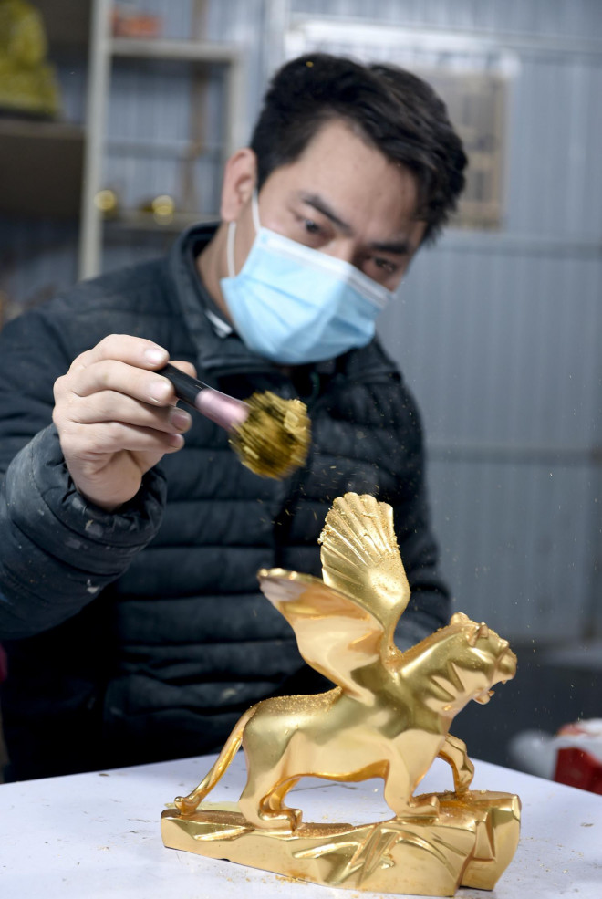 Để tạo nên một vật phẩm dát vàng 24k, người thợ phải tiến hành nhiều công đoạn tỉ mỉ, cầu kỳ và đòi hỏi không ít sự sáng tạo. Các công đoạn đều được thực hiện hoàn toàn thủ công