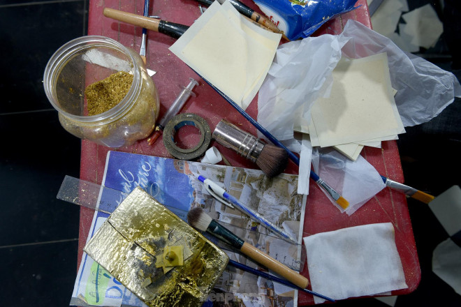 Đầu tiên, người thợ thủ công tạo mẫu bằng đất sét. Sau khi tạo mẫu xong, người thợ sẽ tạo khuôn âm bản bằng các chất liệu đồng, hay composite tổng hợp. Cuối cùng là công đoạn đúc tượng. Những công đoạn này đòi hỏi công nghệ và bí quyết đúc riêng để tạo nên những sản phẩm mịn, đẹp, không bị rách, xước trên bề mặt. Các đường nét có tinh tế, đẹp mắt, sắc mỏng hay không cũng nhờ khâu đúc tượng này