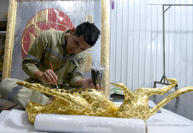 Người thợ hoàn thiện sản phẩm trước khi đưa ra thị trường