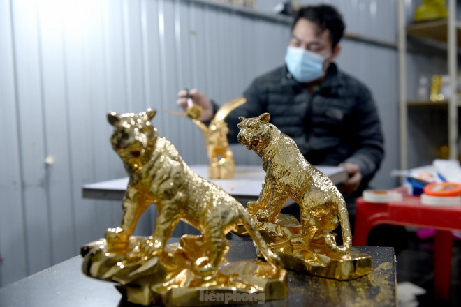 Sản phẩm tượng Bạch Hổ Minh Tân và Bạch Hổ Hưng Tân được đúc theo mẫu thiết kế của nhà điêu khắc, họa sĩ Vũ Dũng. Tác giả lấy cảm hứng từ hình ảnh loài hổ chân thực kết hợp ý tưởng bay bổng, thăng hoa