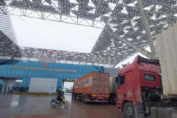 Tin tức trong ngày - Chủ tịch Móng Cái nói gì vụ tài xế bị ép đóng "tiền luật" ở cửa khẩu?