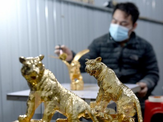 Thị trường - Tiêu dùng - Gian nan chế tác hổ mạ vàng 24k