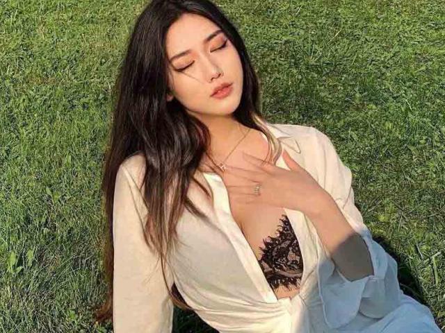 Thời trang - Người đẹp mặc sơ mi bung cúc buông lơi, tôn thềm ngực đầy đặn trên đồng cỏ