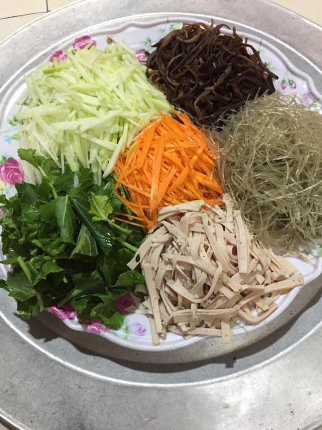 Thái nhỏ các nguyên liệu để xào