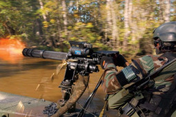 Media - Sức công phá khủng khiếp của súng máy "phun mưa đạn" 6.000 viên/phút