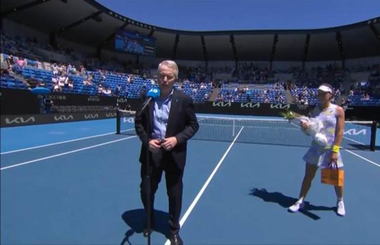 Craig Tiley phát biểu tri ân Stosur trong sự la ó của khán giả