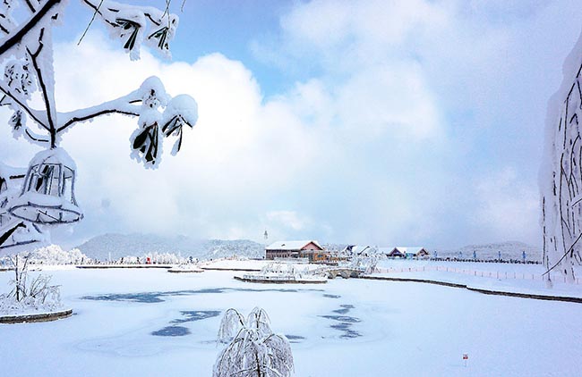 Khung cảnh tuyết trắng tuyệt đẹp trên ngọn núi nổi tiếng nhất Trung Quốc - 1
