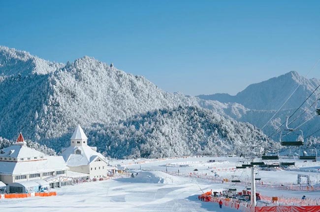 Khung cảnh tuyết trắng tuyệt đẹp trên ngọn núi nổi tiếng nhất Trung Quốc - 5