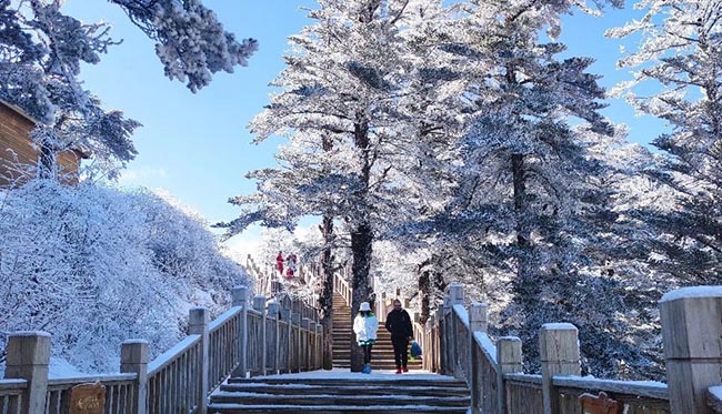Khung cảnh tuyết trắng tuyệt đẹp trên ngọn núi nổi tiếng nhất Trung Quốc - 7